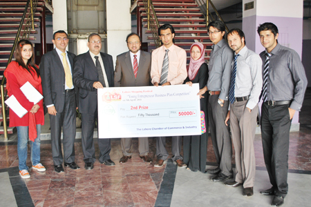 LCCI Business Plan Award Winning Team posing with Dr Hassan Sohaib Murad and Abid Hussain Shirwani